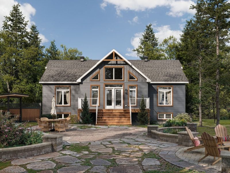 Le modèle Aigle Royal est un chalet de style classique. Vue de l'extérieur arrière.