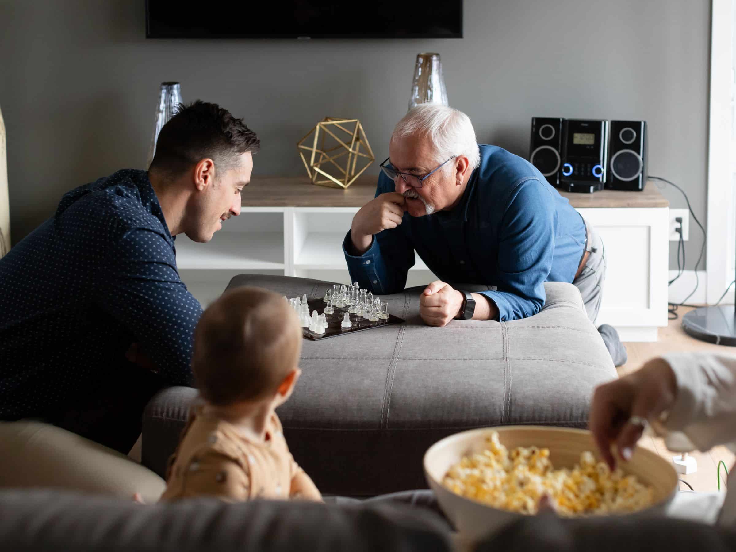 famille jouant au échec