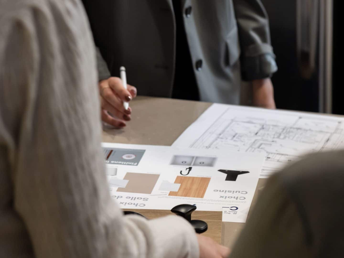 2 personnes qui regardent les plans d'une maison préfabriquée.