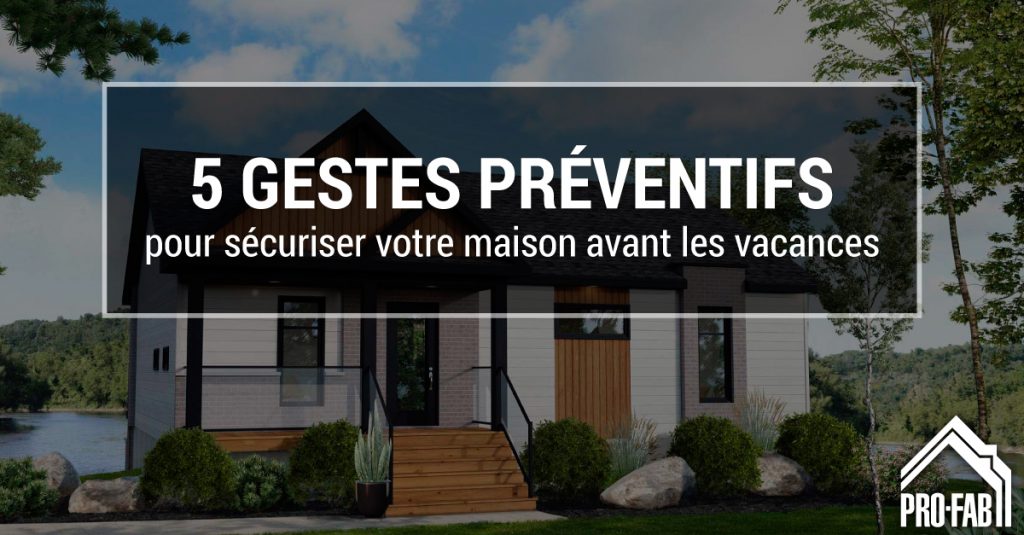 Bannière : 5 gestes préventifs pour sécuriser votre maison avant les vacances. Maison préfabriquée en arrière-plan.