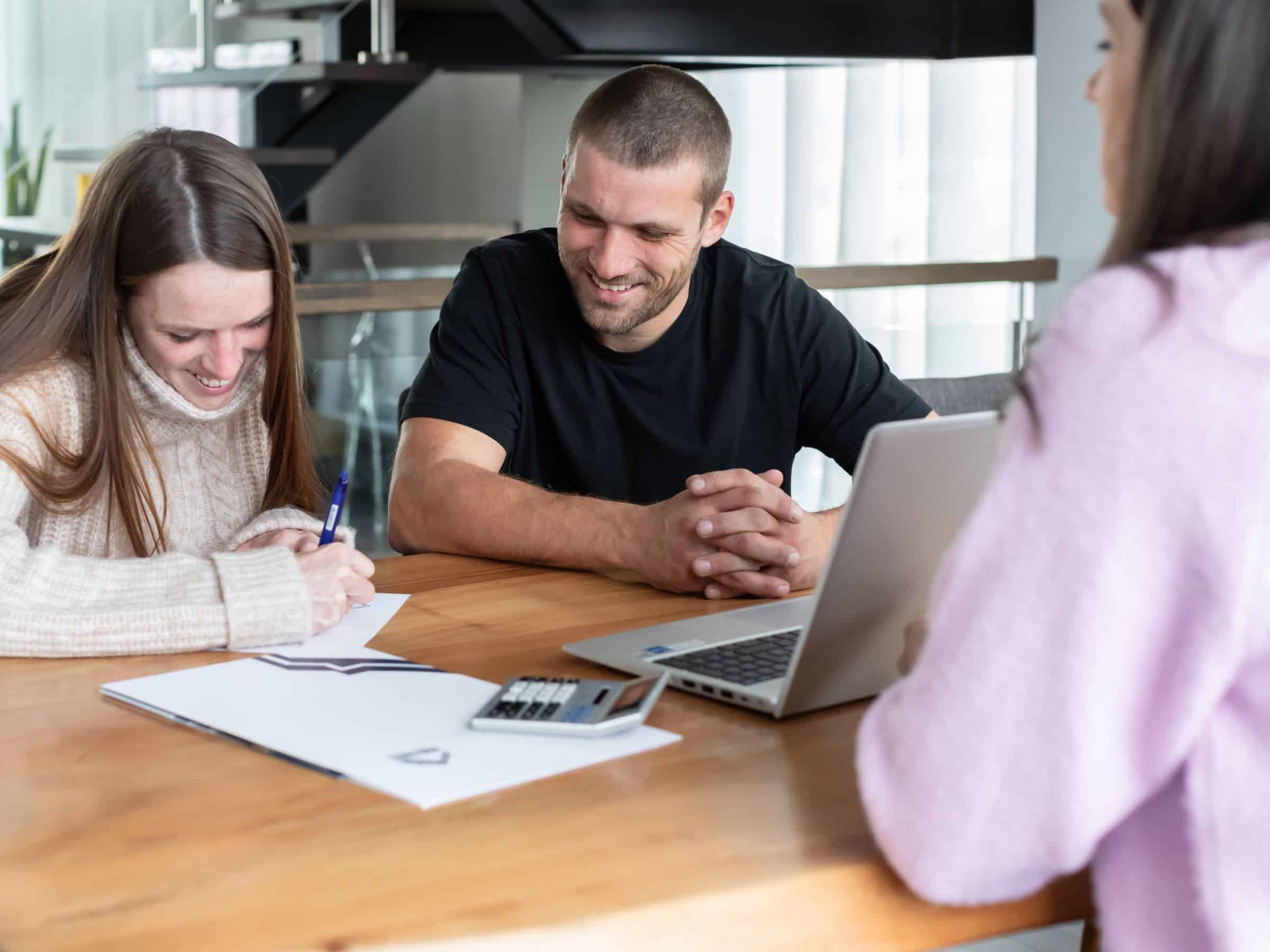 couple signant des un contrats avec un conseiller