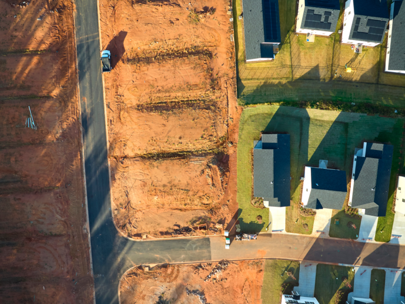 Vue aérienne des terrains disponibles pour la construction d'une maison préfabriquée.