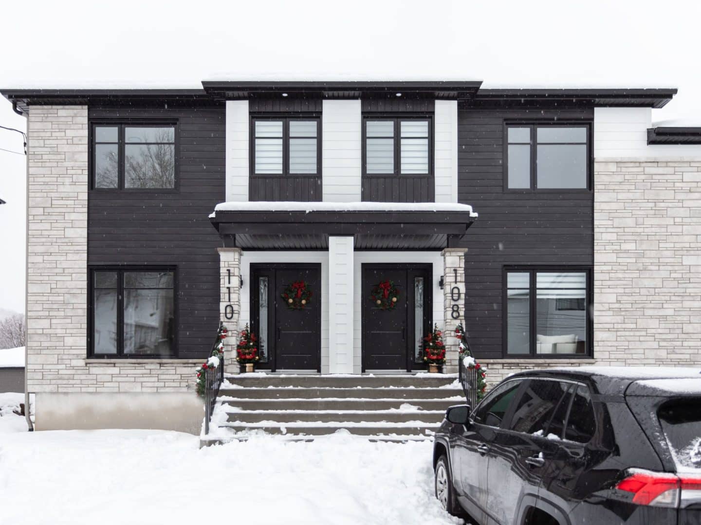 Maison de ville à étage préfabriquée du modèle Onesto de style contemporain moderne. Vue de l'extérieur avant sous la neige.