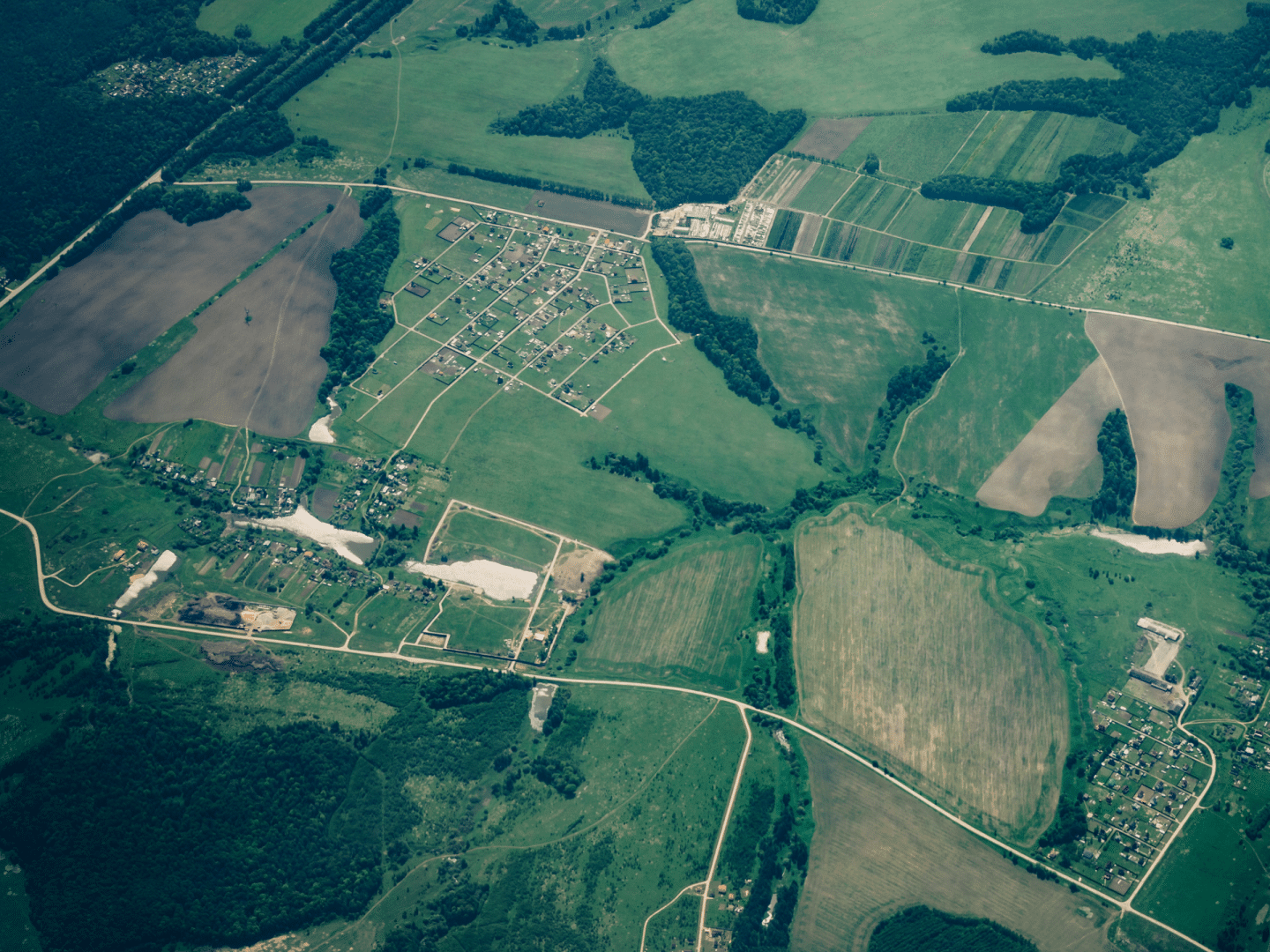 Vue aérienne de terrains pour la construction de maisons préfabriquées.