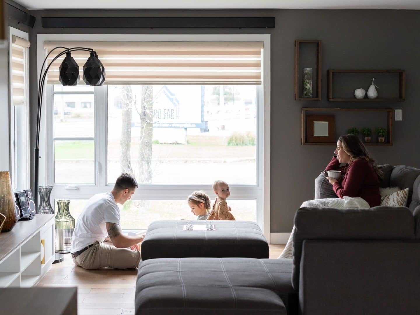 Une famille jouant ensemble dans le salon.