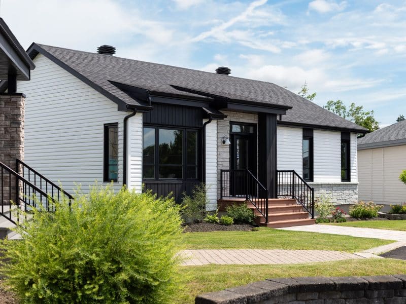Le modèle Noova est un bungalow de style contemporain. Nous voyons l'extérieur.