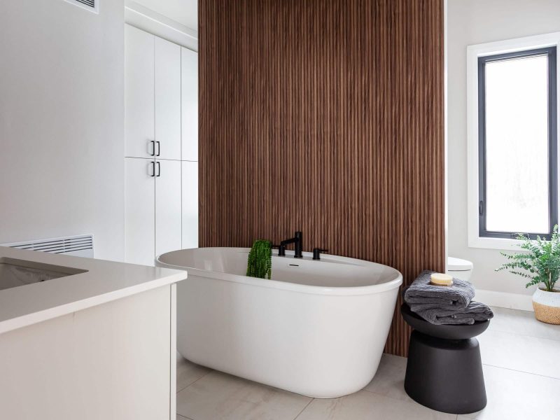 Une maison de plain-pied appelée Belvédère. Le premier étage est de style contemporain, vu de la salle de bain.
