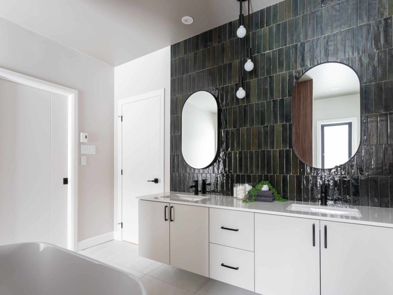 Une maison de plain-pied appelée Belvédère. Le premier étage est de style contemporain, vu de la salle de bain.