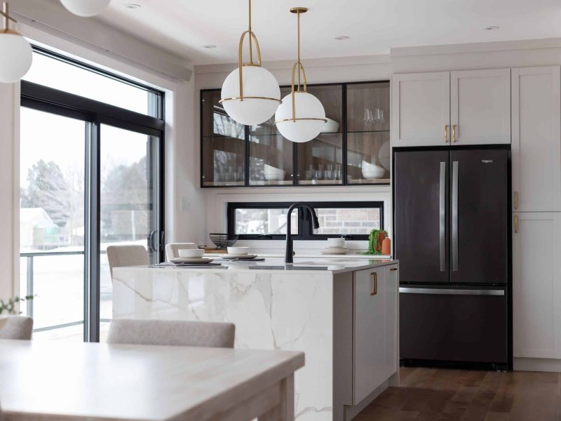 Une maison de plain-pied appelée Belvédère. Le premier étage est de style contemporain, vu de la cuisine.