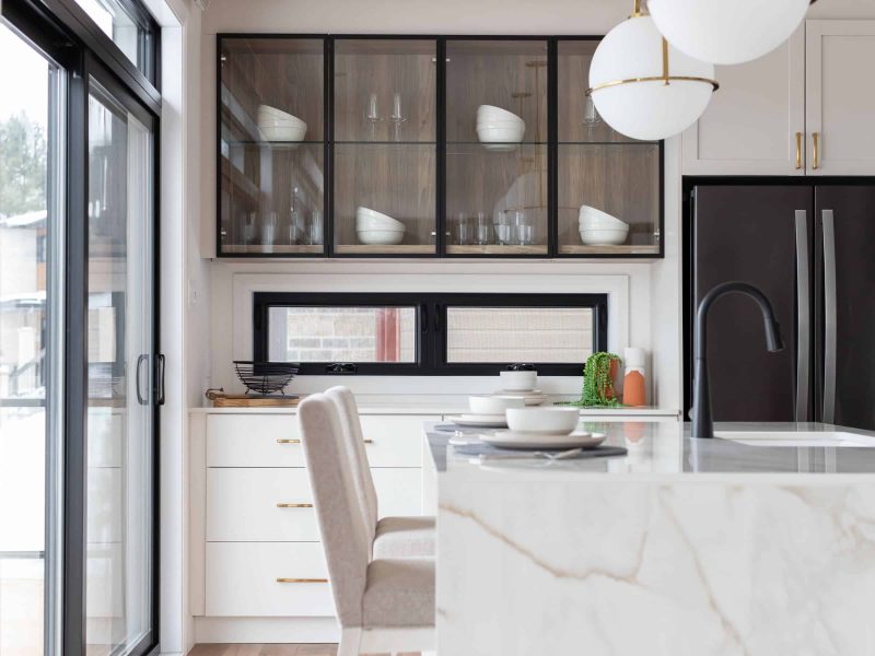 Une maison de plain-pied appelée Belvédère. Le premier étage est de style contemporain, vu de la cuisine.