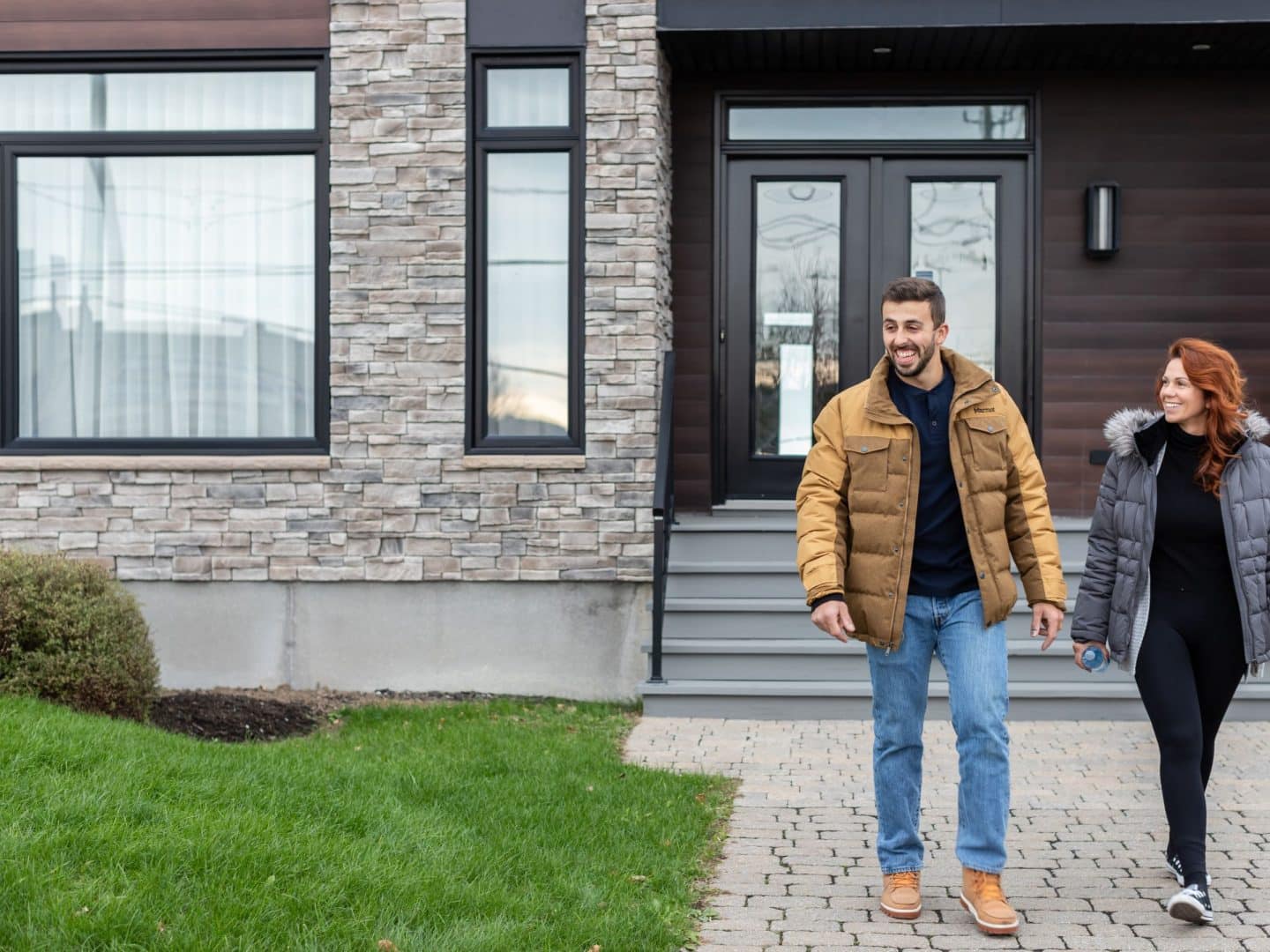 Image d'un homme sortant d'une maison modèle ProFab