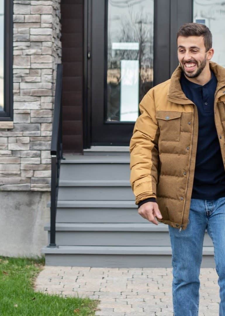 Image d'un homme sortant d'une maison modèle ProFab