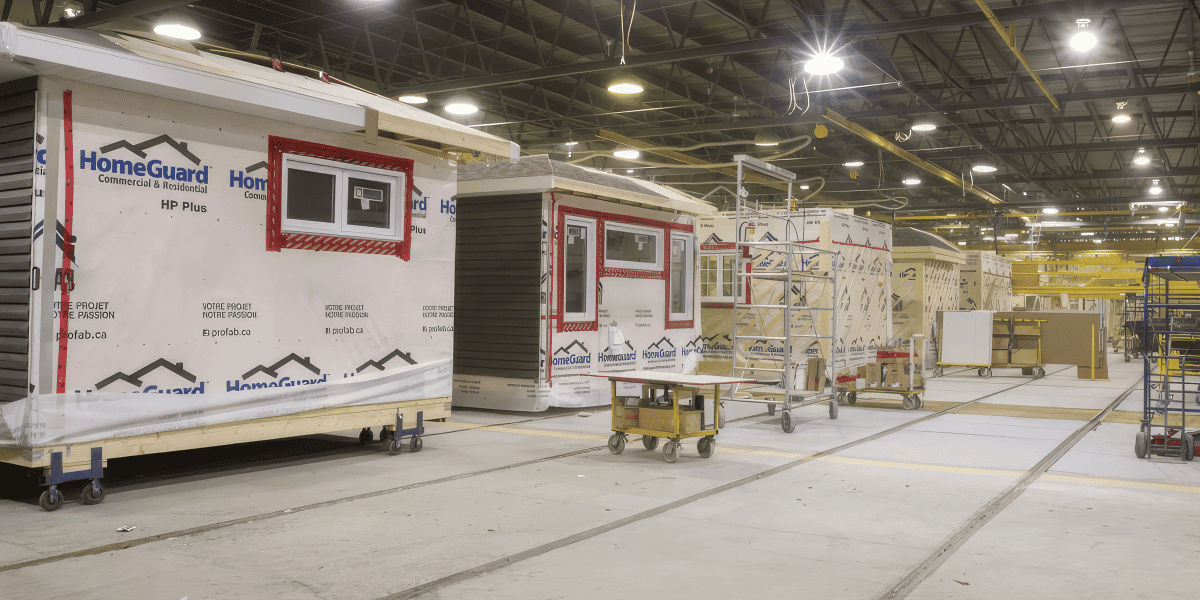 Vue de l'intérieur de l'usine de fabrication des maisons préfabriquer ProFab.