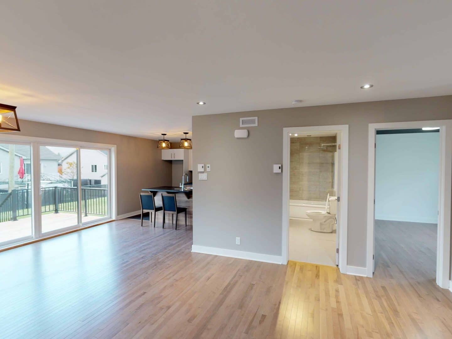 Semi-detached / bi-generation one-storey prefabricated house of the Magistral model in contemporary style. Interior living room view.