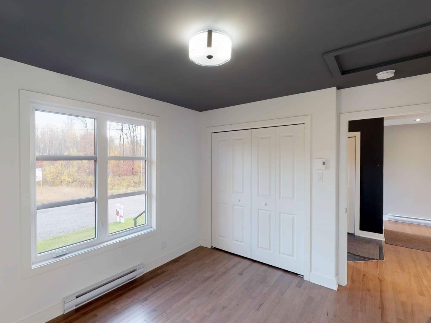 Semi-detached / bi-generation one-storey prefabricated house of the Magistral model in contemporary style. Interior bedroom view.