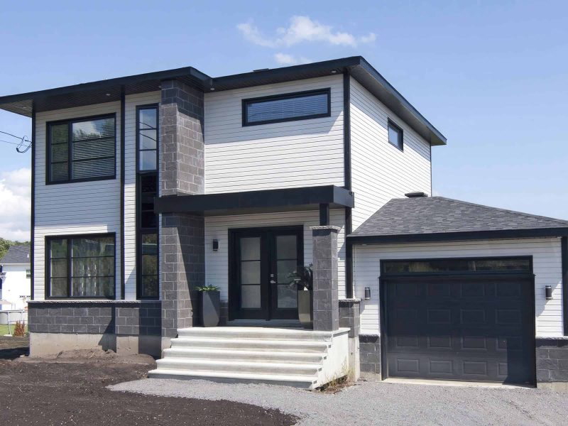 Maison préfabriquée à étage du modèle Mundo de style contemporain moderne. Vue de l'extérieur avant.