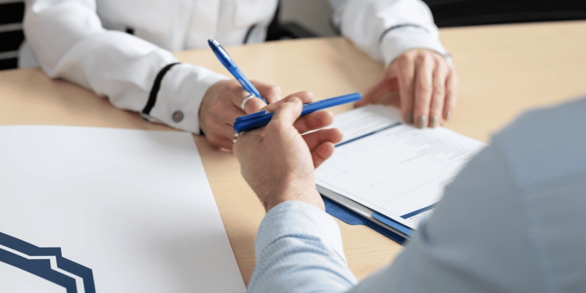 Une femme signant les documents légaux.