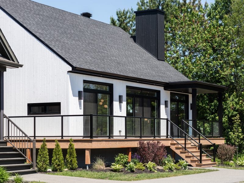 Une maison de plain-pied appelée Belvédère. Le premier étage est de style contemporain, vu de l'extérieur.
