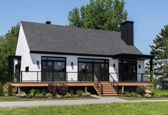 Une maison de plain-pied appelée Belvédère. Le premier étage est de style contemporain, vu de l'extérieur.