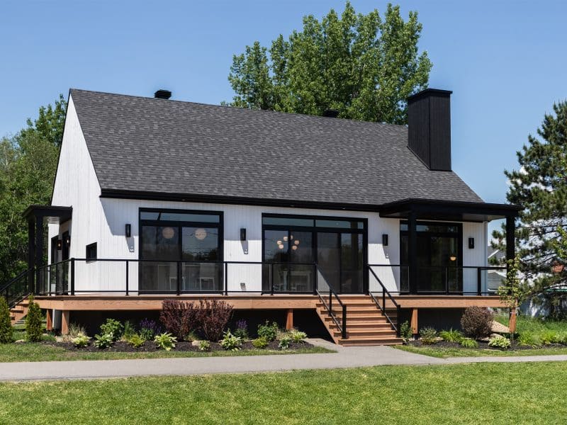 Une maison de plain-pied appelée Belvédère. Le premier étage est de style contemporain, vu de l'extérieur.