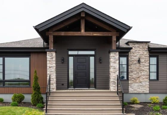 Un plain-pied nommé Urbana. Il possède un étage de style contemporain, vu de l'extérieur.