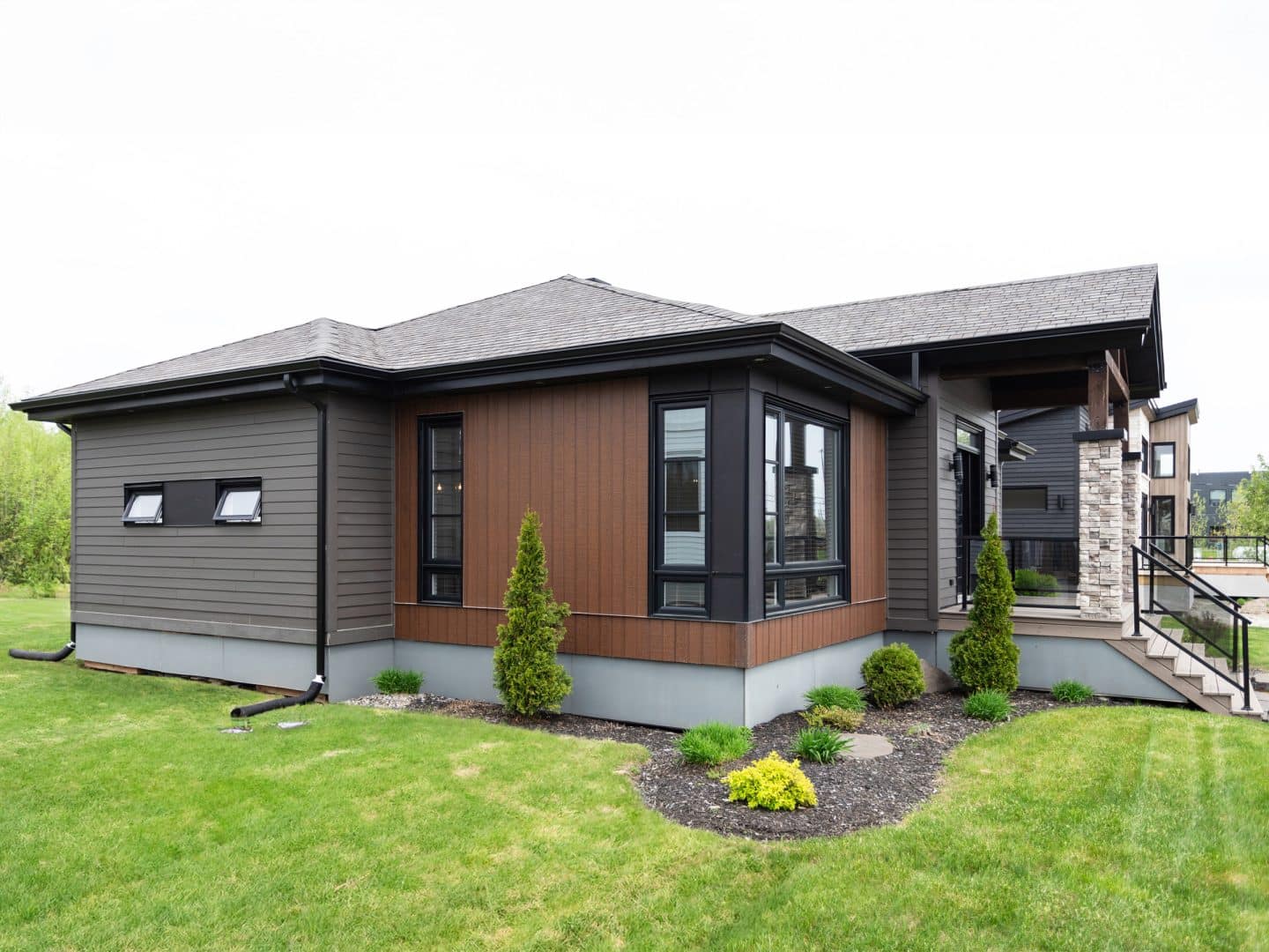 Une maison de plain-pied appelée Urbana. Le premier étage est de style contemporain, vu de l'extérieur.