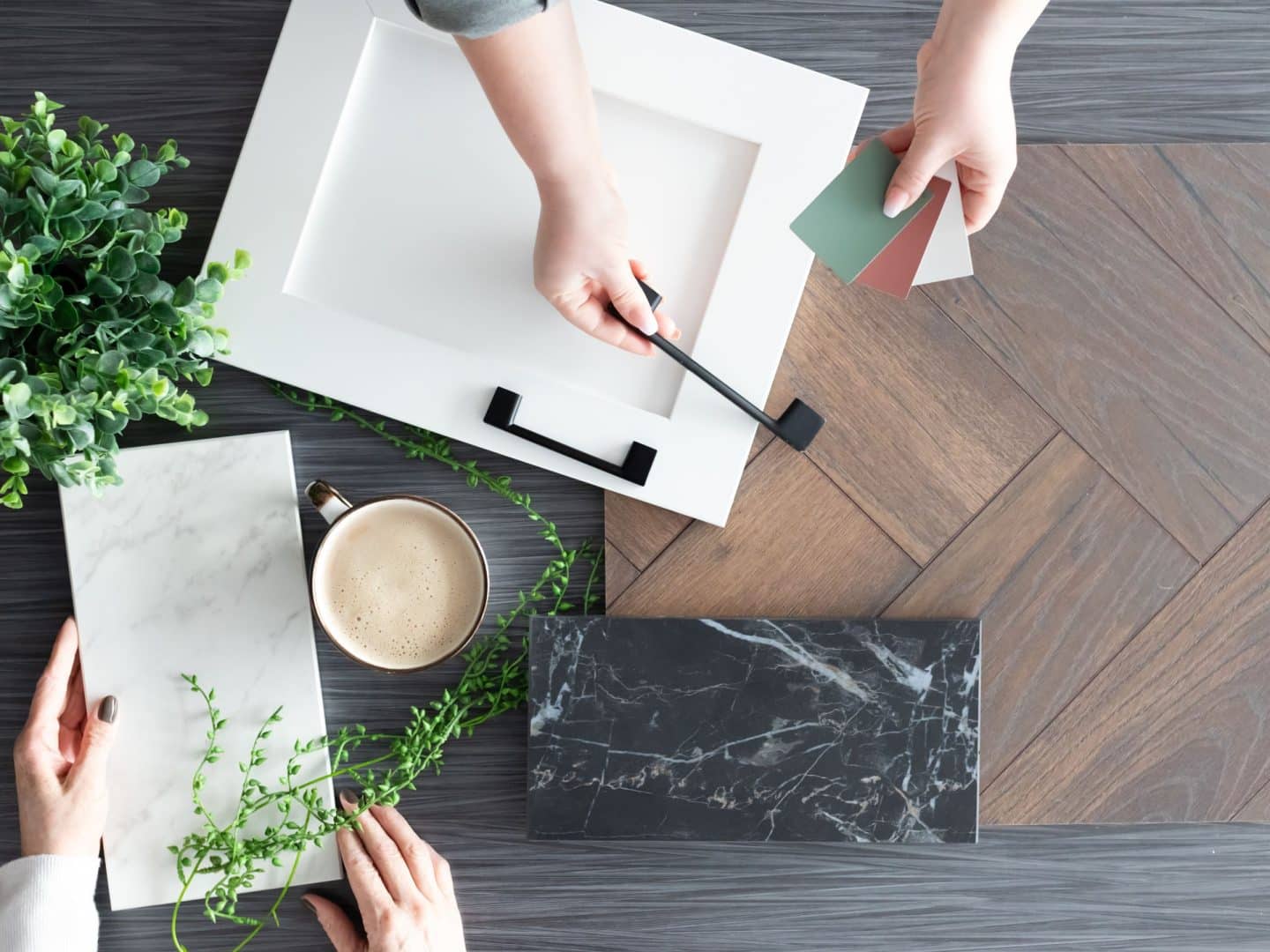 Deux personnes qui crée un moodboard de produit de cuisine.