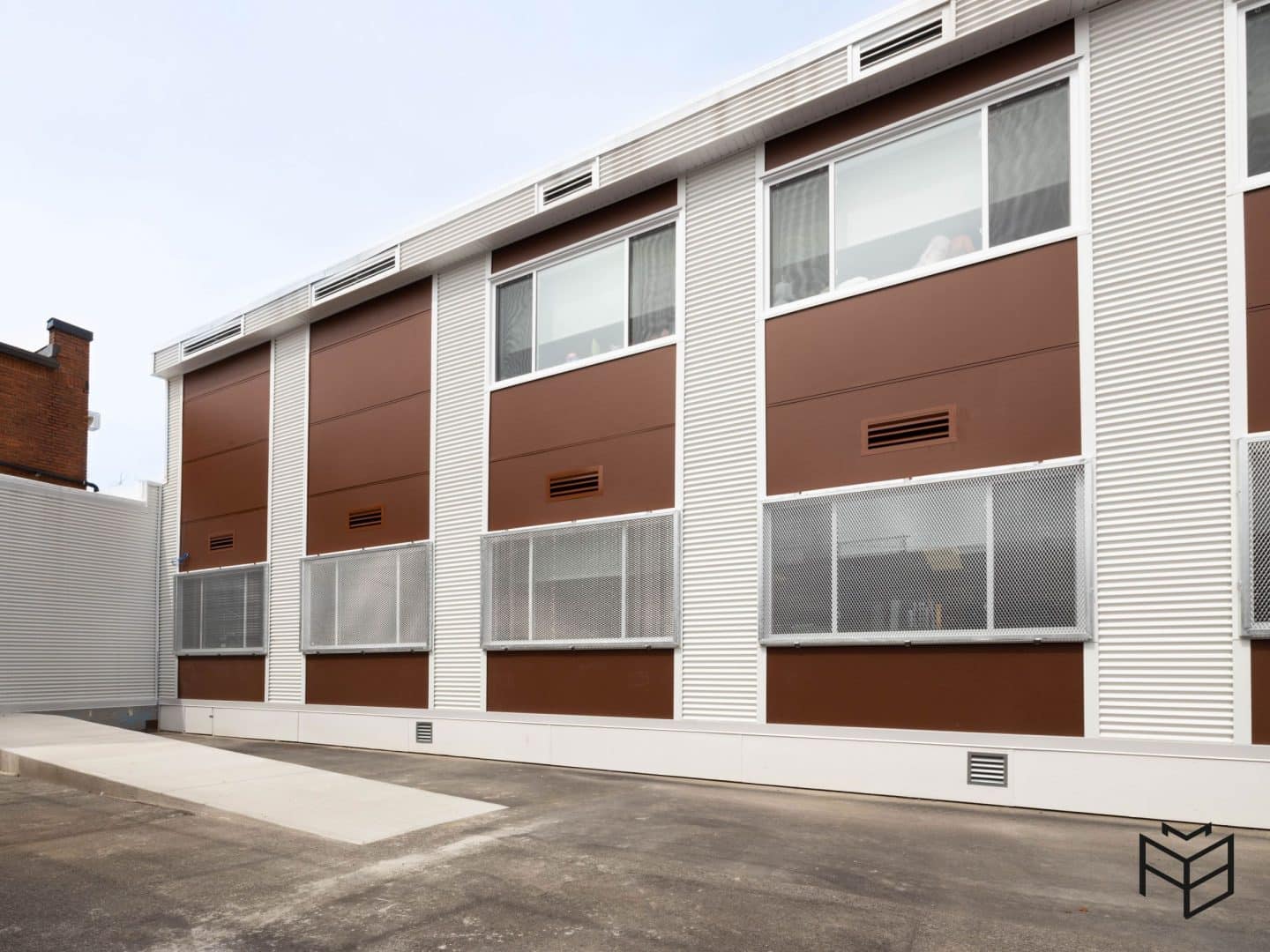 Modular school, seen from exterior, created by the AMB company