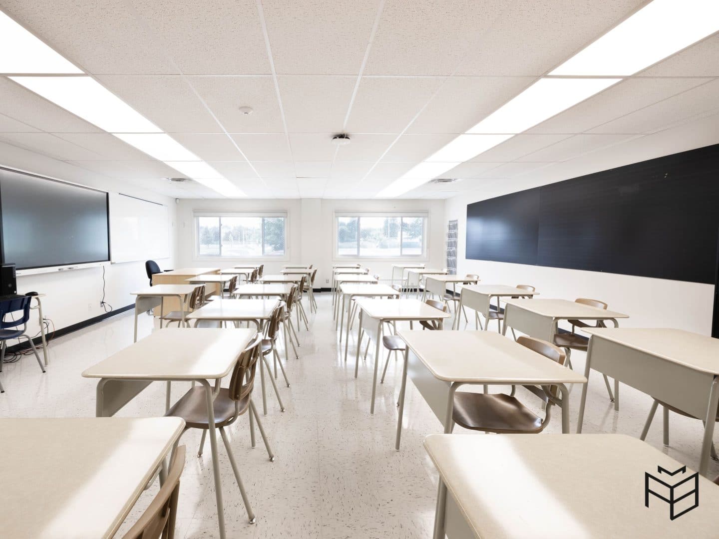 Modular school, seen from a classroom, created by the AMB company