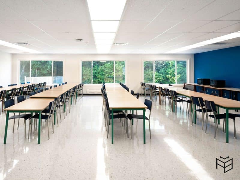 Modular school, seen from a classroom, created by the AMB company