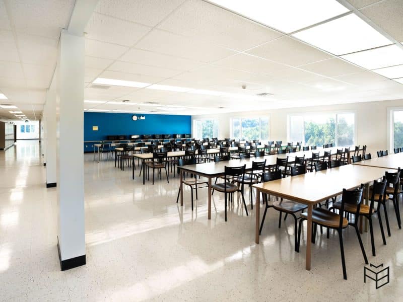 Modular school, seen from a classroom, created by the AMB company