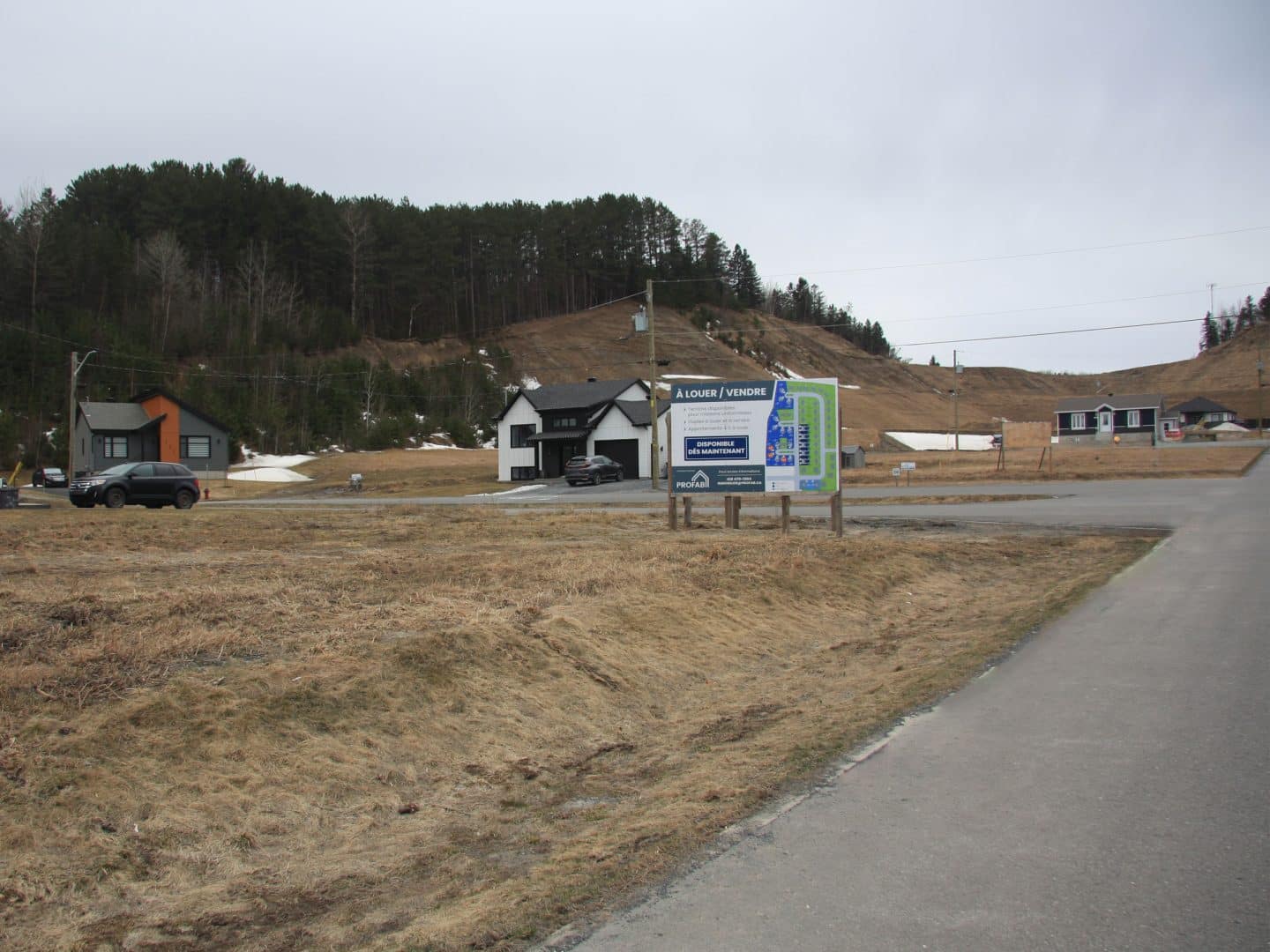 Photo of the landscape at Vallée jonction. A vacant lot for sale.