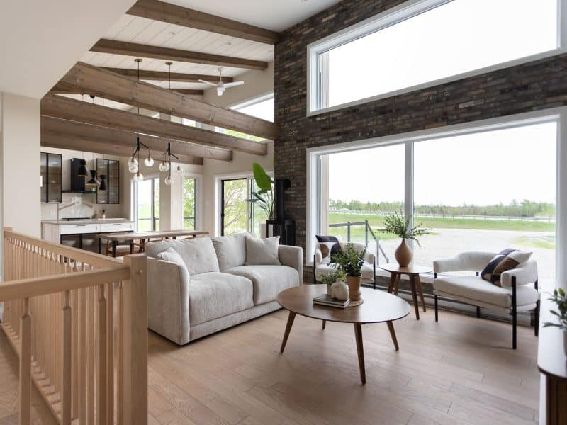 L'Esplanade est un chalet de style méditerranéen. Une réalisation réel avec la vue de la cuisine.