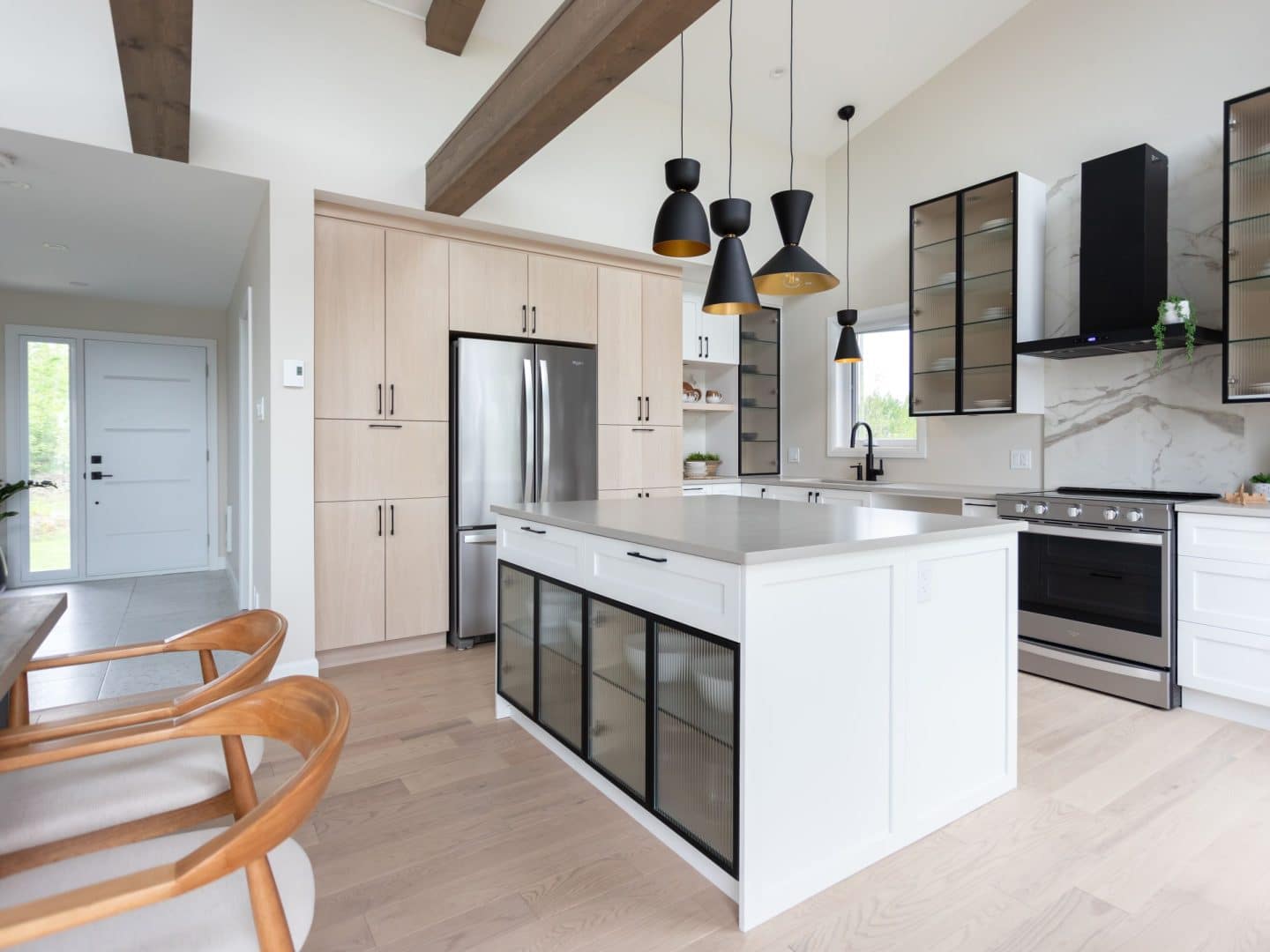L'Esplanade est un chalet de style méditerranéen. Une réalisation réel avec la vue de la cuisine.