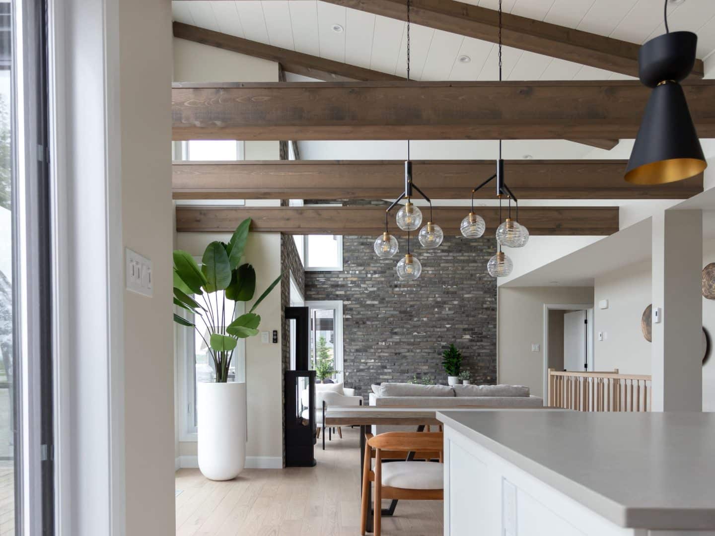 L'Esplanade est un chalet de style méditerranéen. Une réalisation réel avec la vue du salon.