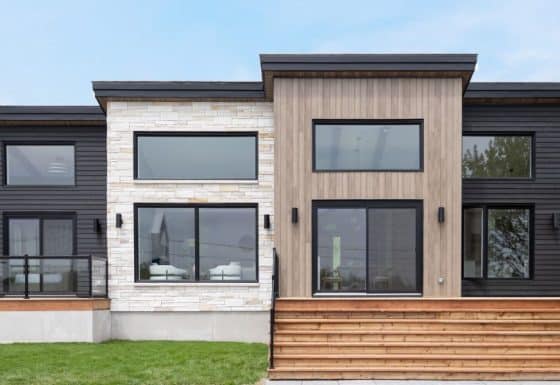 L'Esplanade est un chalet de style méditerranéen. Une réalisation réel avec la vue de l'extérieur.
