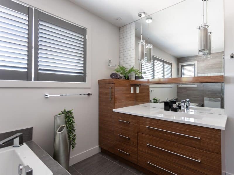 Une réalisation du bureau de vente de St-Lin-Laurentides.Modèle de deux étages nommé Mundo de style contemporain. Vu de la salle de bain.