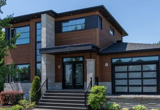Une réalisation du bureau de vente de St-Lin-Laurentides.Modèle de deux étages nommé Mundo de style contemporain. Vu de l'extérieur.