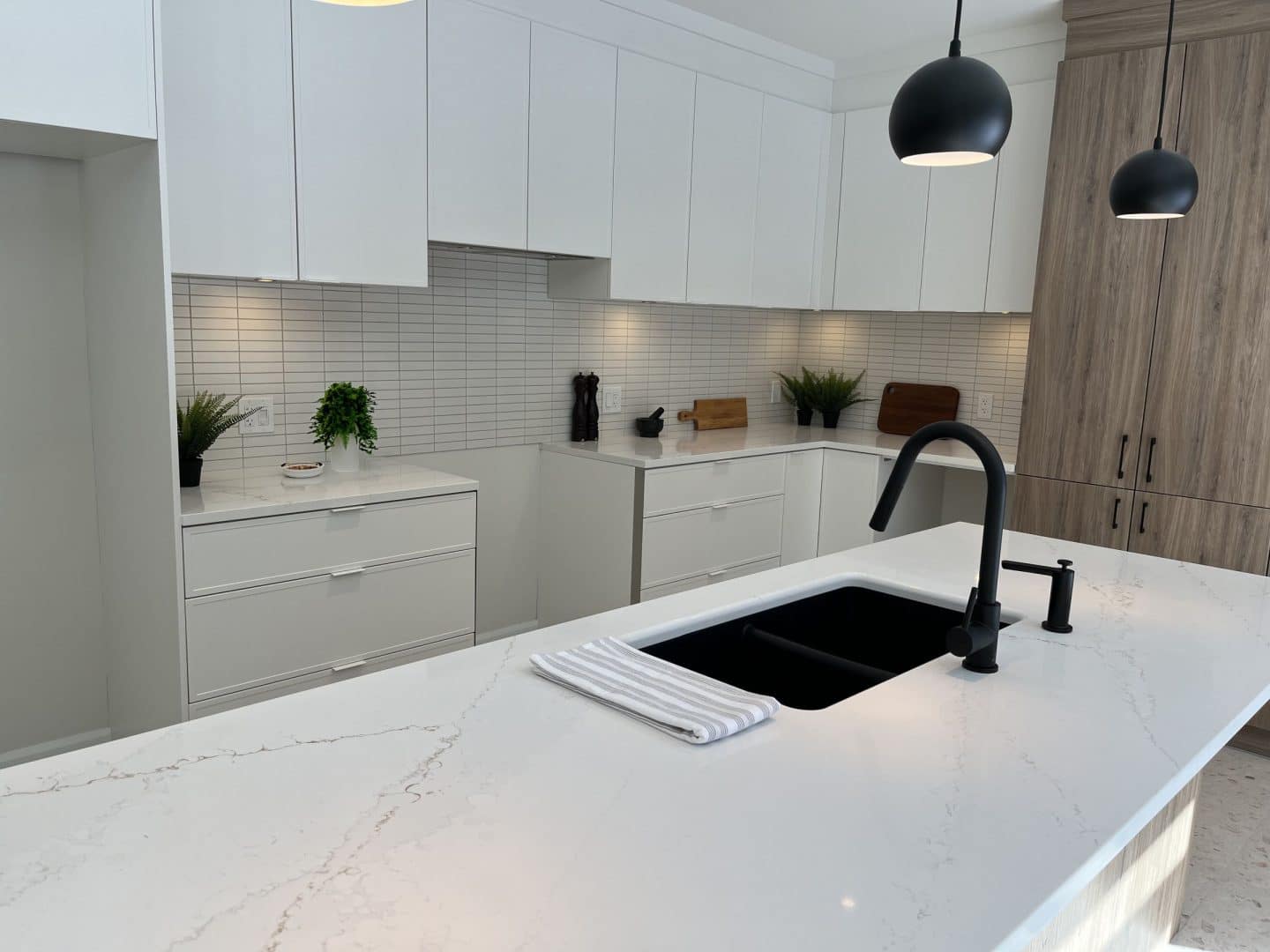 Une réalisation d'une maison ProFab d'un prestigieux plain-pied de style farmhouse contemporain construit sur mesure. Vu de la cuisine.