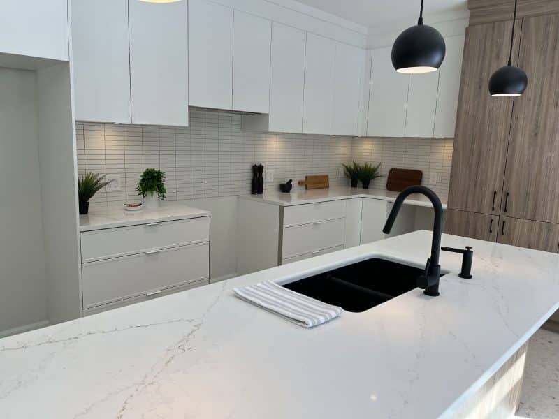 Une réalisation d'une maison ProFab d'un prestigieux plain-pied de style farmhouse contemporain construit sur mesure. Vu de la cuisine.
