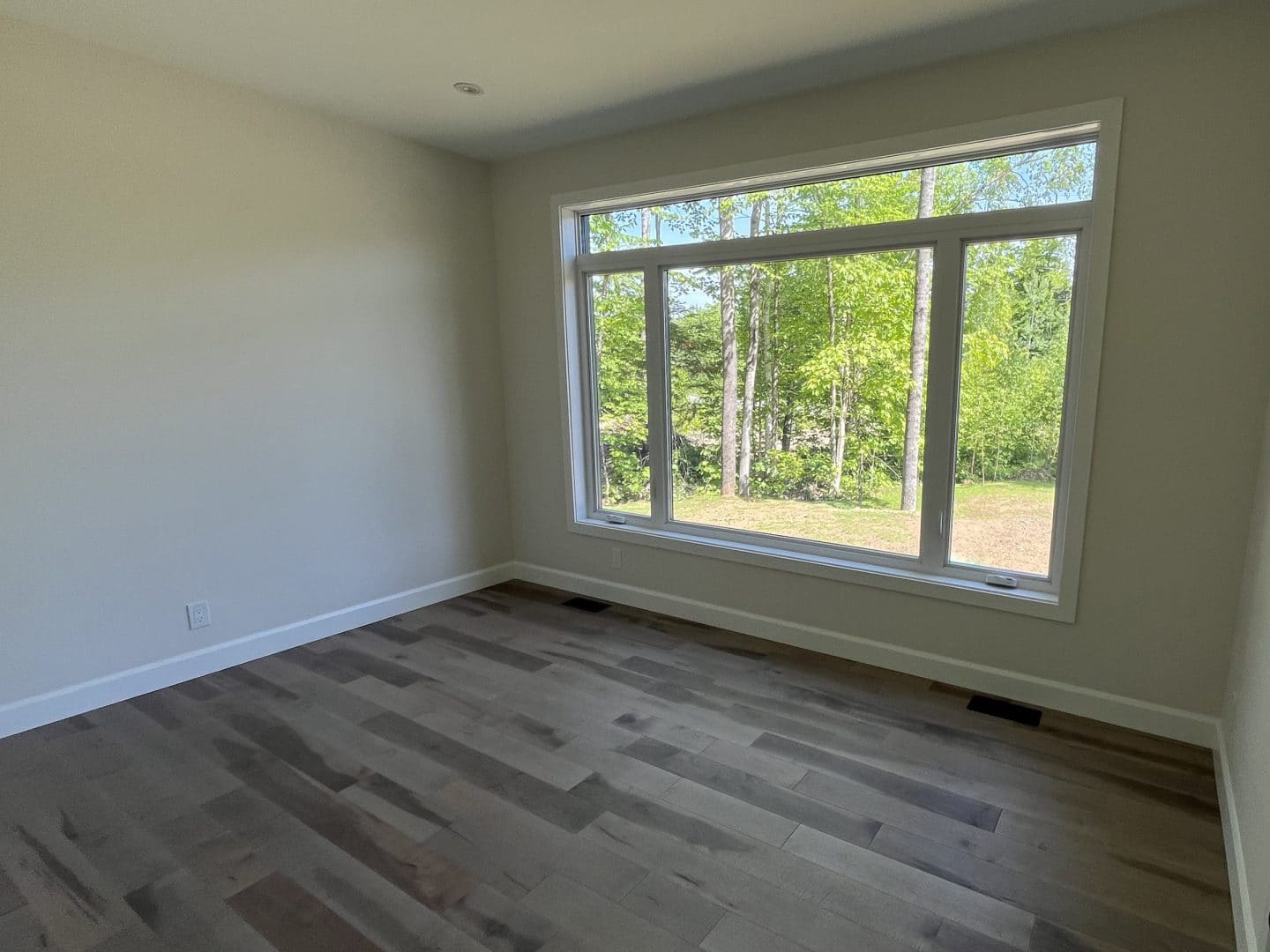 Une réalisation d'une maison ProFab d'un prestigieux plain-pied de style farmhouse contemporain construit sur mesure. Vu de la chambre.