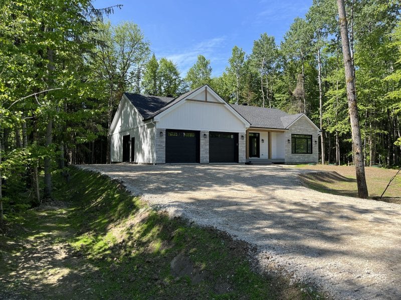 Une réalisation ProFab d'un prestigieux bungalow de style ferme contemporaine, construit sur mesure. Vue extérieure.