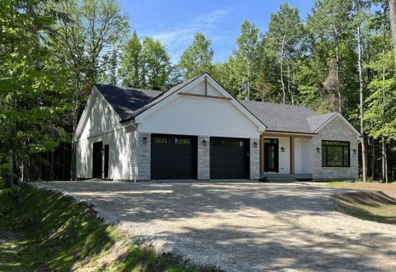 Une réalisation d'une maison ProFab d'un prestigieux plain-pied de style farmhouse contemporain construit sur mesure. Vu d'extérieur.