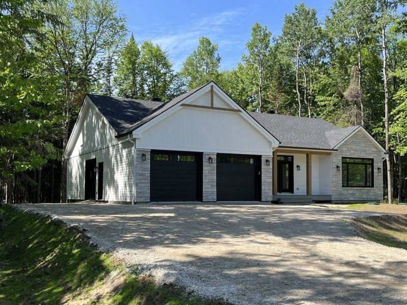 Une réalisation d'une maison ProFab d'un prestigieux plain-pied de style farmhouse contemporain construit sur mesure. Vu d'extérieur.