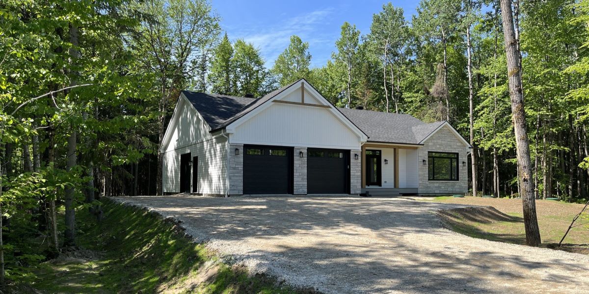 Une réalisation d'une maison ProFab d'un prestigieux plain-pied de style farmhouse contemporain construit sur mesure. Vu d'extérieur.