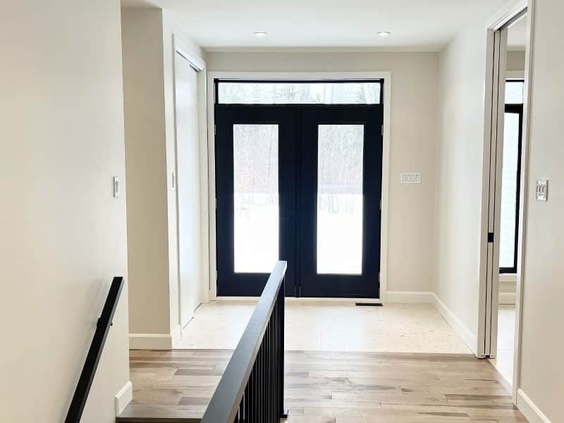 A ProFab realization of a prestigious contemporary farmhouse-style single-story custom-built home. View from the entrance.