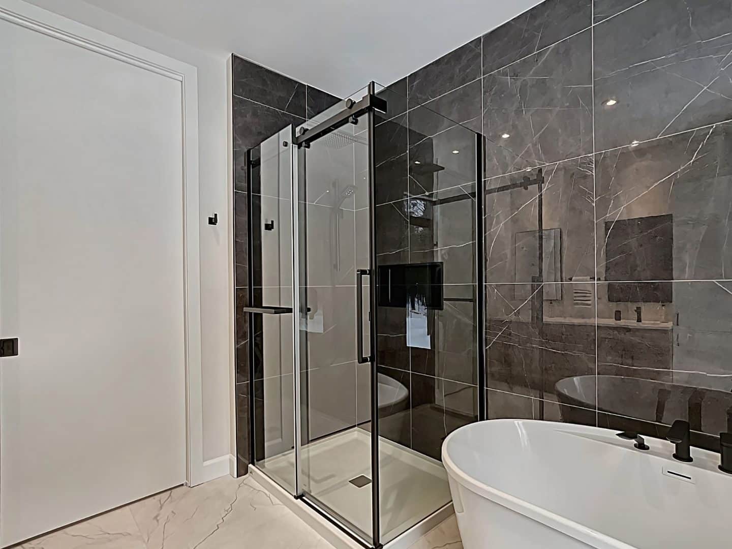 Une réalisation d'une maison ProFab d'un prestigieux plain-pied de style farmhouse contemporain construit sur mesure. Vu de la salle de bain.