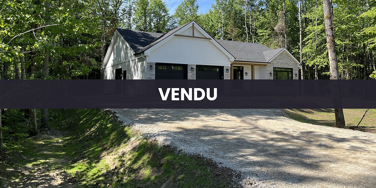 Une réalisation d'une maison ProFab d'un prestigieux plain-pied de style farmhouse contemporain construit sur mesure. Vu extérieur avec mention VENDU