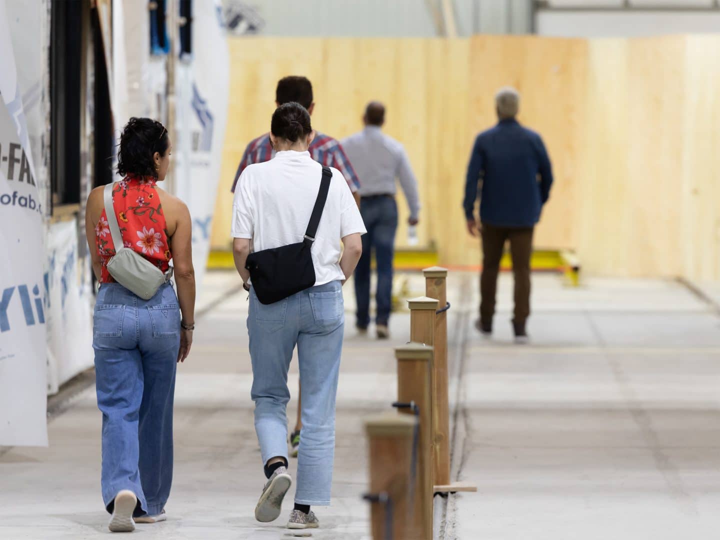 Image de personne qui marche dans l'usine de vallée jonction