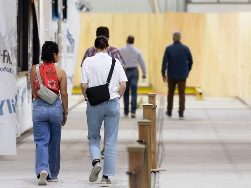 Image de personne qui marche dans l'usine de vallée jonction